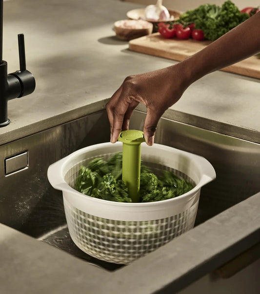[hidden] [lifestyle] Spindola™ In-sink Salad-spinning Colander - 20185 - Image 2