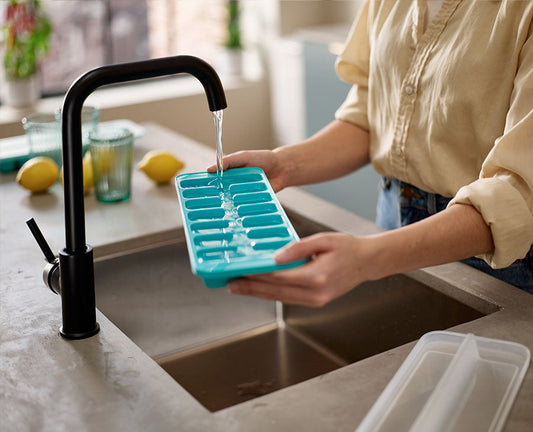 [hidden] [lifestyle] Flow Easy-fill Ice-cube Tray - 20196 - Image 2