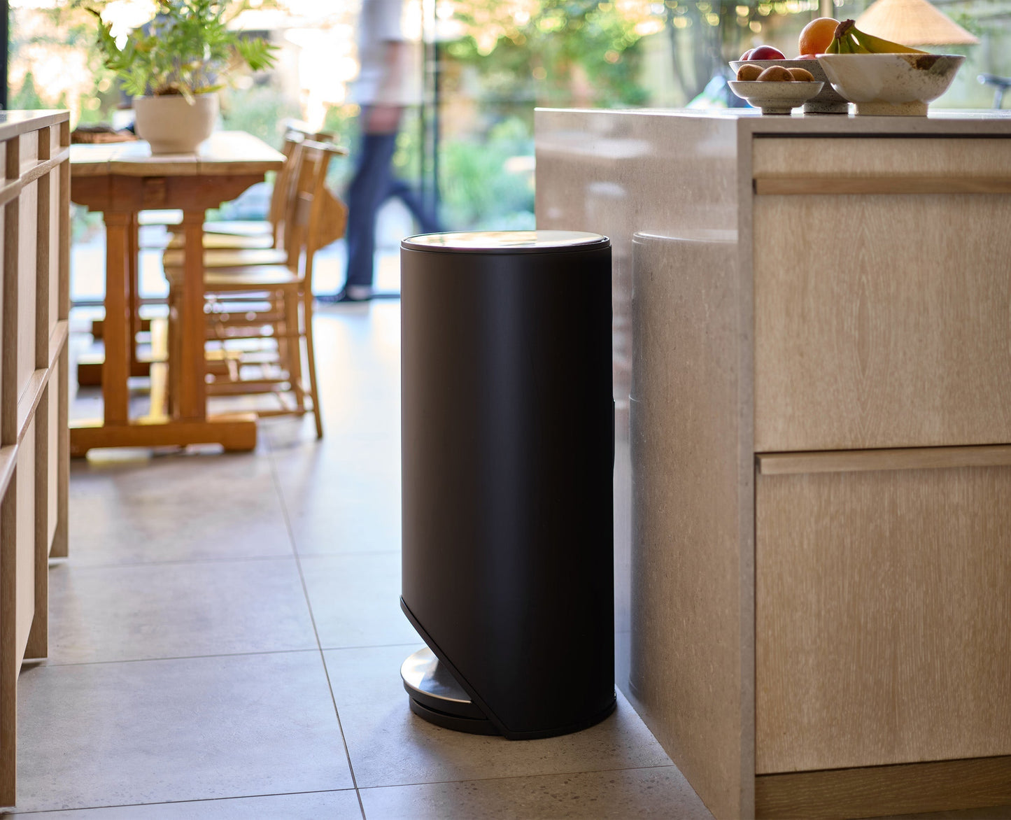 [hidden] [lifestyle] Arc™ 30L Easy-push Matt Black Pedal Bin Starter Set