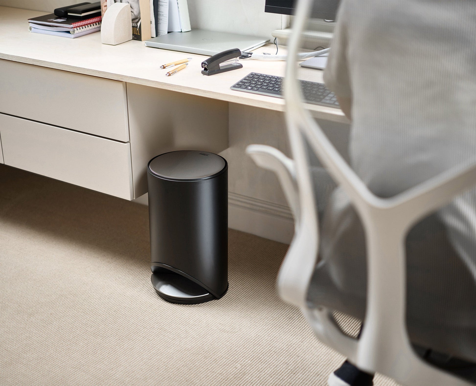 [hidden] [lifestyle] Arc™ 10L Easy-push Matt Black Pedal Bin Starter Set