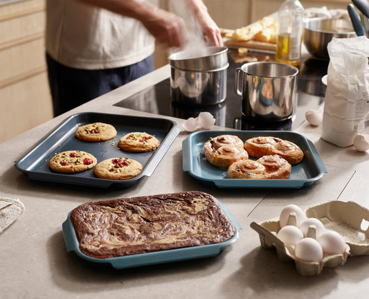 [hidden] [lifestyle] 6-piece Nest Non-stick Baking Tray Set
