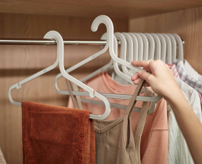 Orderly™ Set of 5 Anti-tangle Clothes Hangers - 55003 - Image 3
