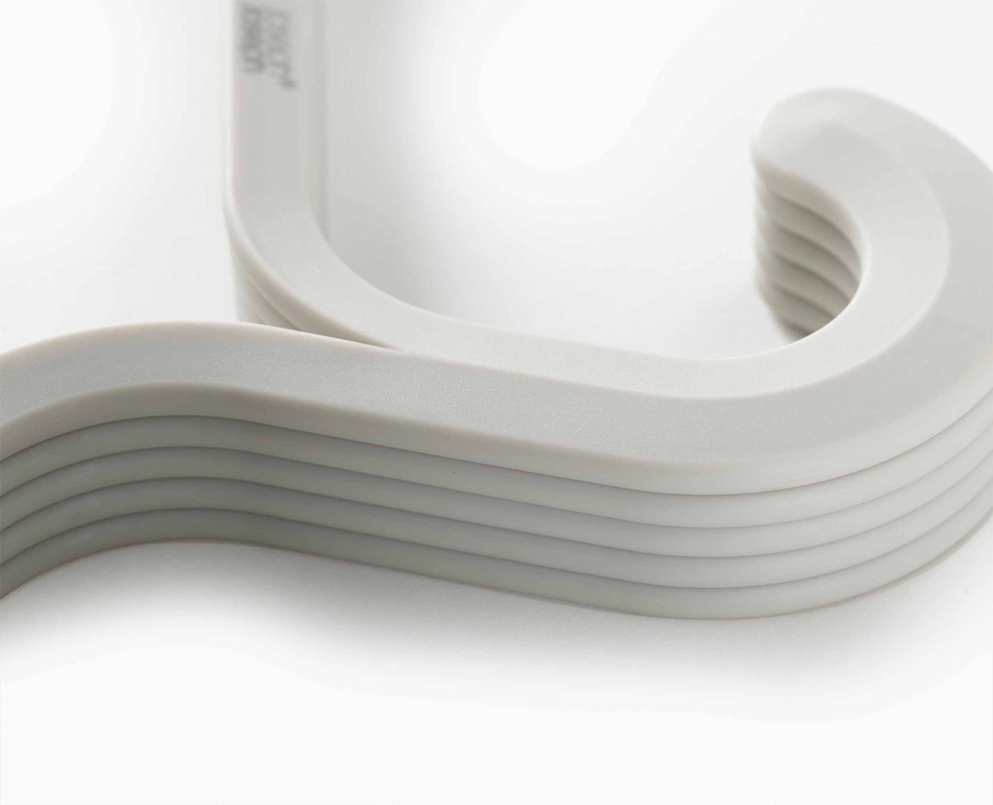 [half-width] Orderly™ Set of 5 Anti-tangle Clothes Hangers - 55003 - Image 4
