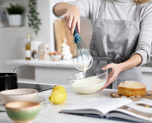 [hidden] [lifestyle] Twist 2-in-1 Whisk - 981000 -Image 2