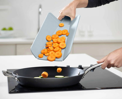[half-width] - Chop2Pot™ Plus 2-piece Chopping Board Set - 981003 - Image 6