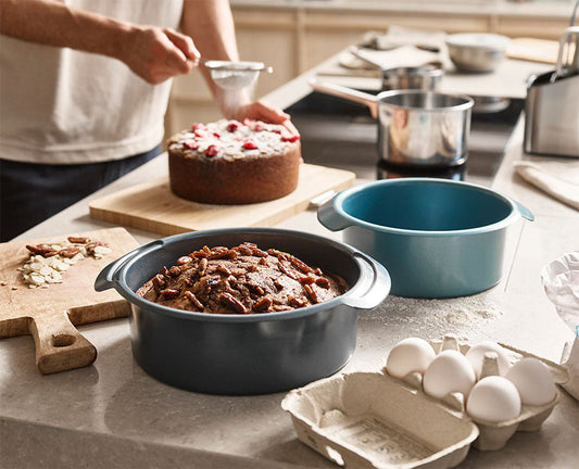 [hidden] [lifestyle] Nest™ Bake Non-Stick 2-piece Blue Round Cake Tin Set - 45068 - Image 2