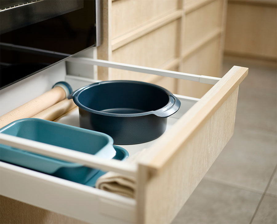 [hidden] [lifestyle] Nest™ Bake Non-Stick 23cm Blue Round Cake Tin - 45069 - Image 2