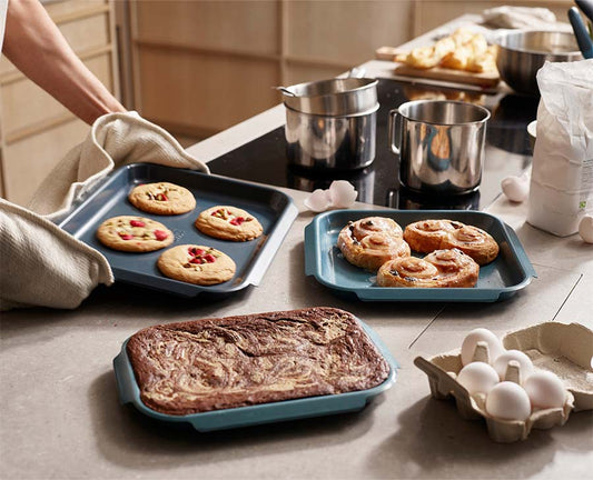 [hidden] [lifestyle] Nest™ Bake Non-Stick 3-piece Blue Baking Tray Set - 45064 - Image 2