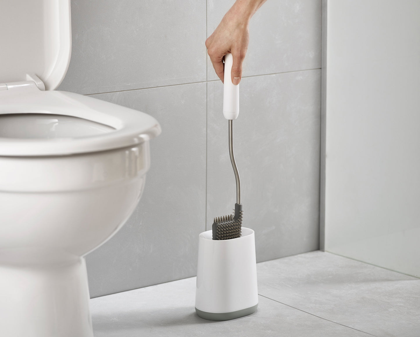 [lifestyle] Flex™ Lite Toilet Brush 2 Pack - Image 3